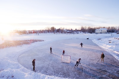 群人在冬季户外玩曲棍球
